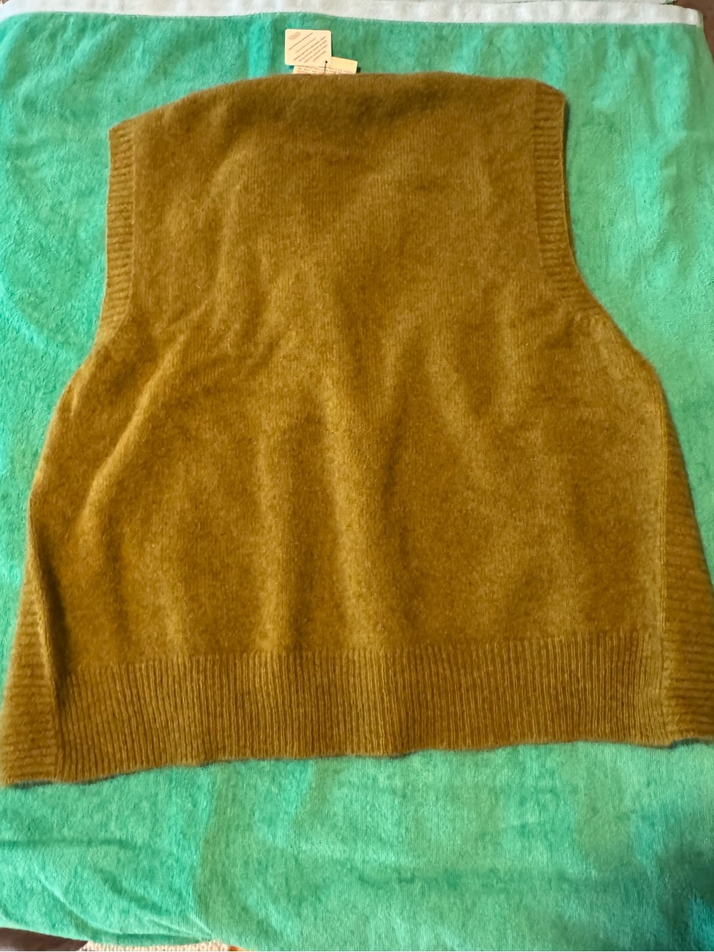 Women’s Sleeveless Knit Sweater Vest in Olive